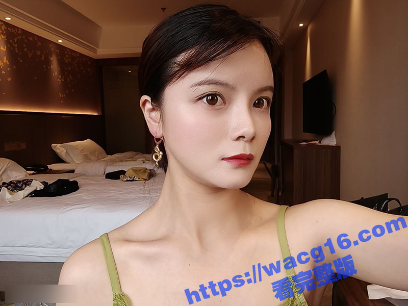 绿帽男带淫妻约单男 迫不及待洗澡把老婆扑倒 品尝老婆的原味骚穴 两根鸡巴不停交换抽插
