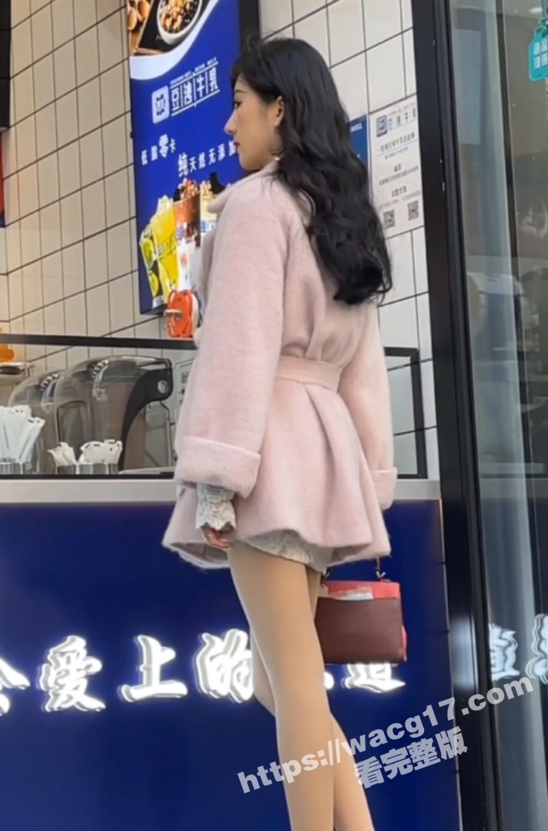 抄底大神街拍气质美少妇！当我看到这个极品骚货的时候就走不动路了！这是什么神仙颜值？