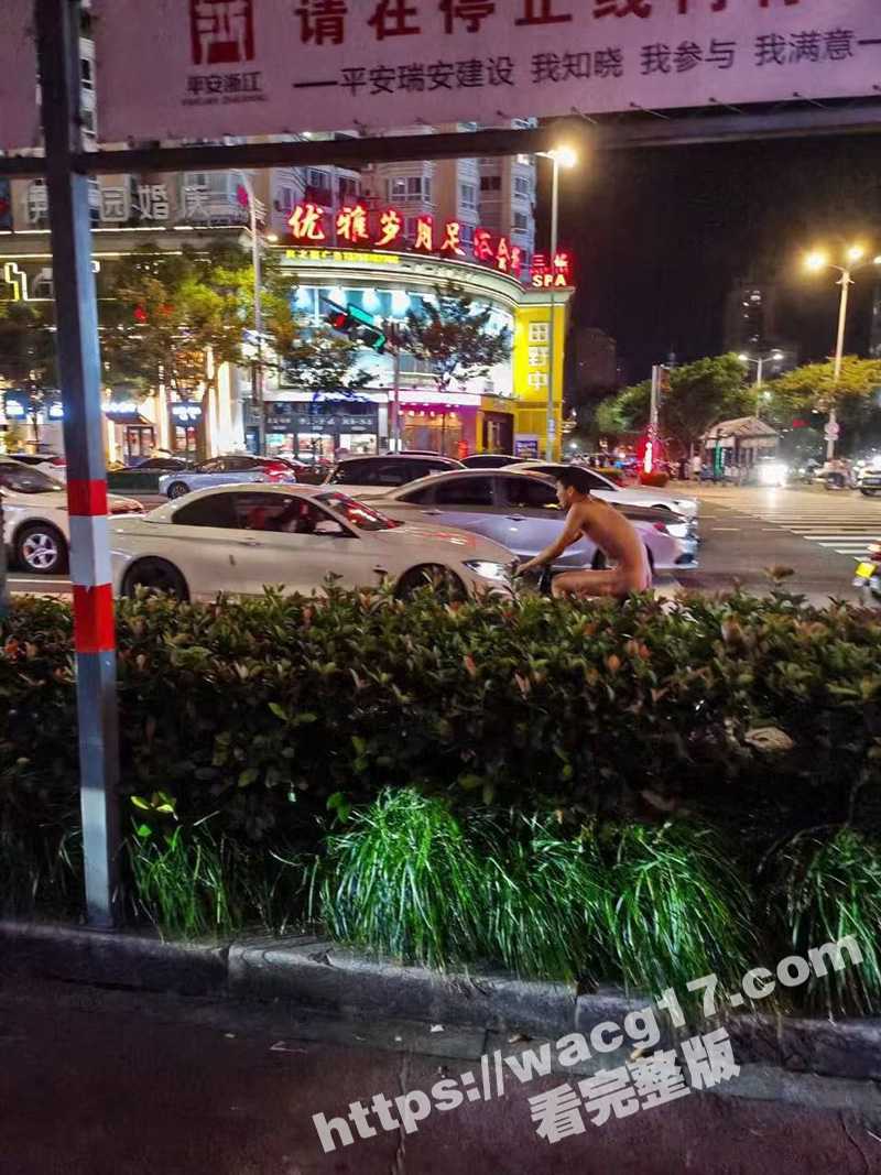 繁华商圈裸骑乱象再升级 无耻男子公然上演“行为艺术" 引爆围观市民道德伦理大讨论！