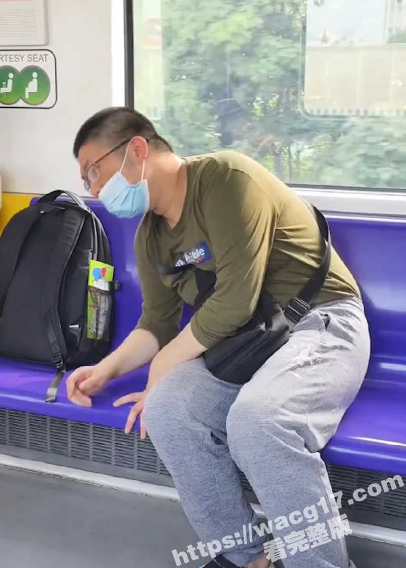 上海猥琐男地铁偷窥 清纯少女裙底春光被尽览 真他妈下流至极！