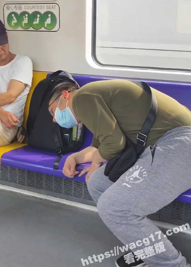 上海猥琐男地铁偷窥 相关图片