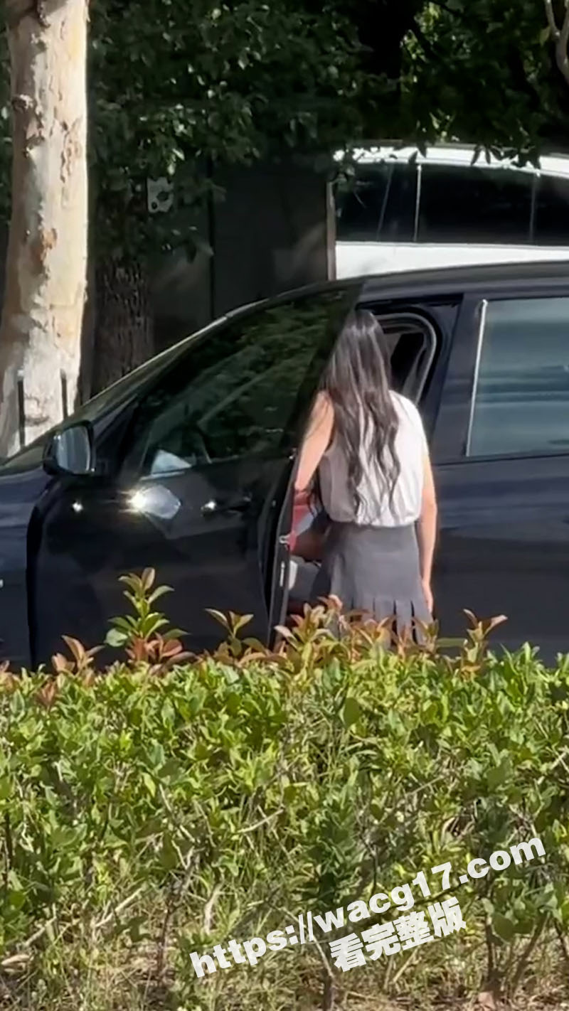 安徽芜湖长江南路惊现哭求场景 网红女子跪求中年男士 集美遭金主抛弃事件引关注
