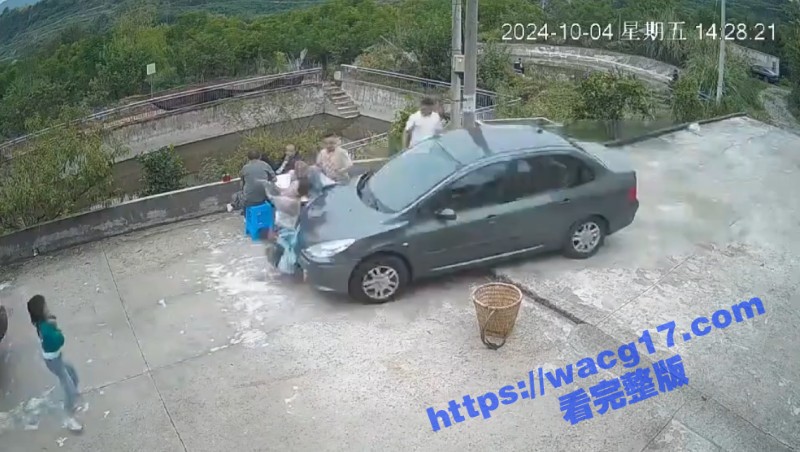 10月4日重庆北碚四平桥一轿车疑似操作失误撞向女子 撞断护栏后冲下高坎！