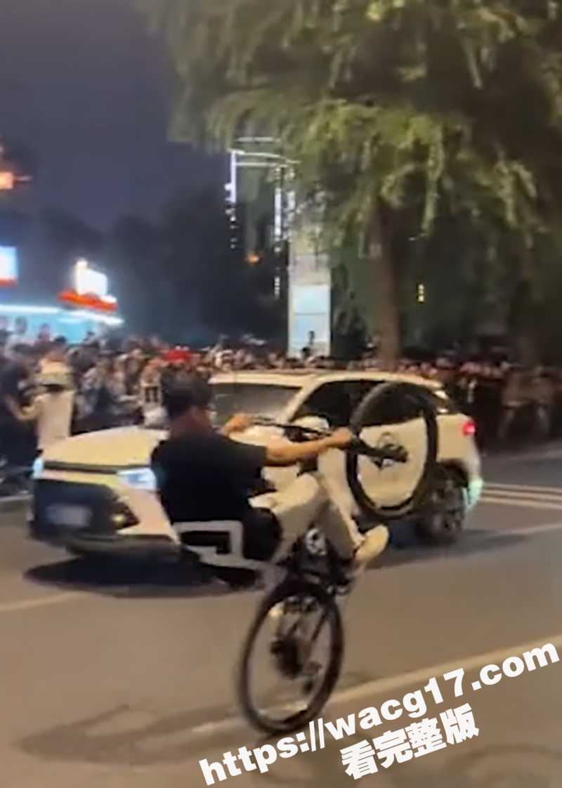 济南解放阁深夜惊现刺激飙车放烟花大戏！鬼火少年与警察保安上演世纪大战，场面一度失控！