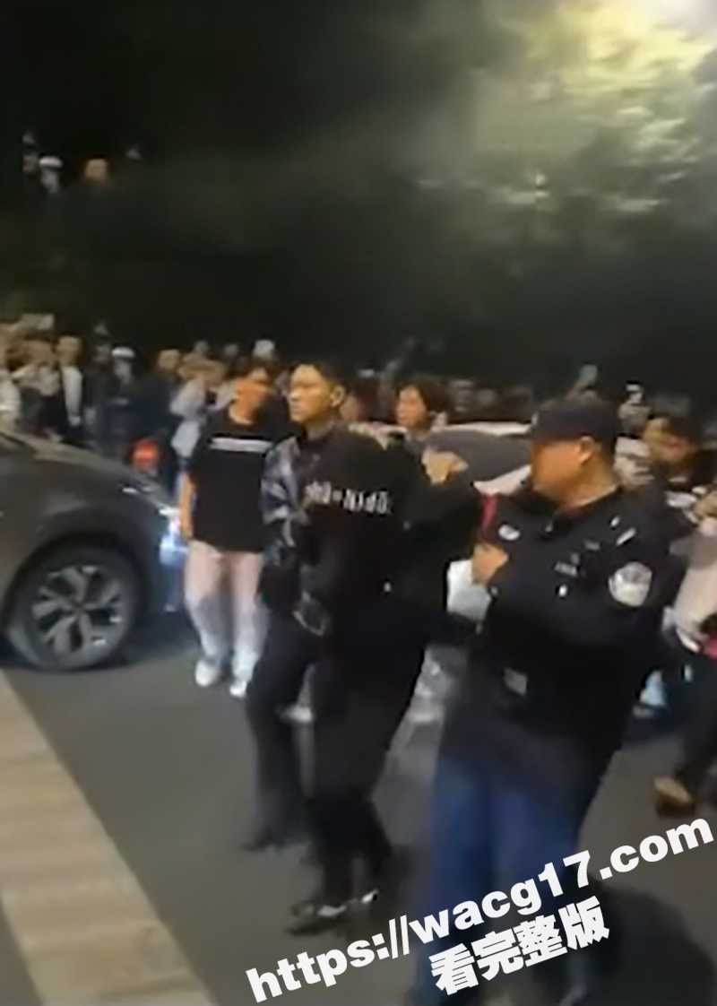 济南解放阁深夜惊现刺相关图片