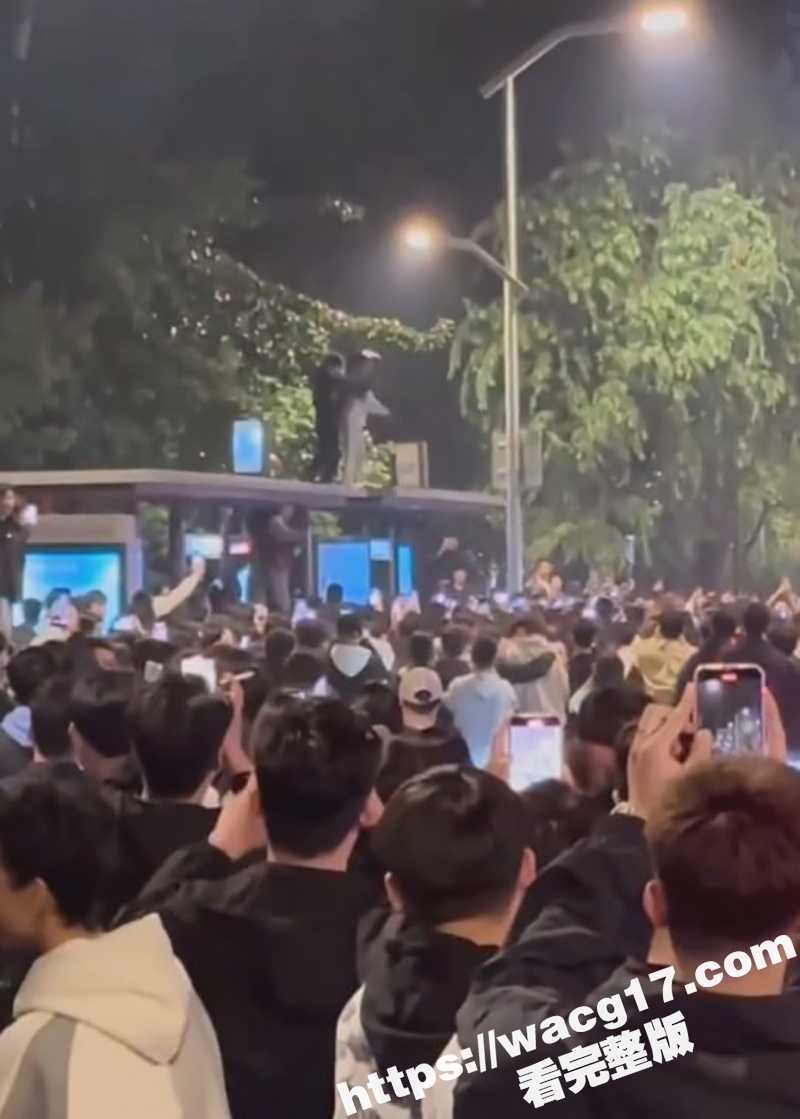 济南解放阁深夜惊现刺相关图片