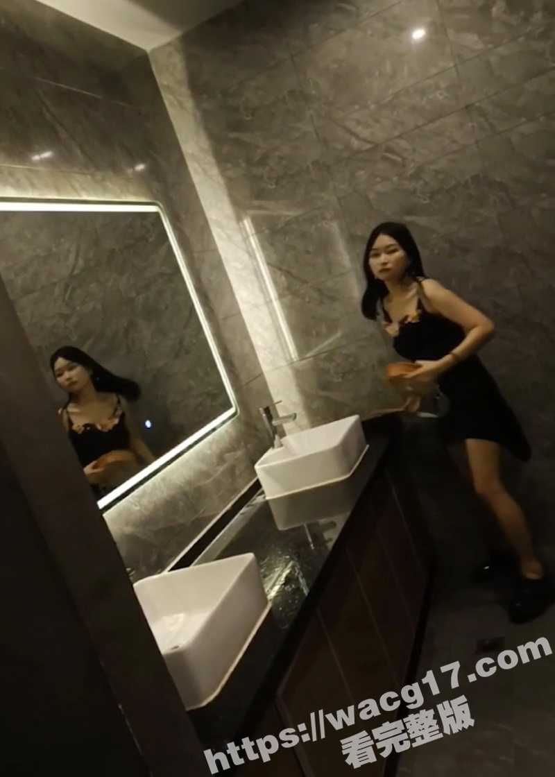 魔手外购极品厕拍 酒吧女厕前景偷拍 气质旗袍女神圣洁如仙的排泄瞬间！极致优雅姿态令人惊叹！