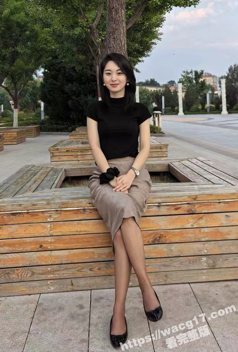 体育生瓜友海景房约炮长腿少妇 黑丝高跟短裙加持 无套后入猛干连打几炮 少妇被操得根本扛不住！