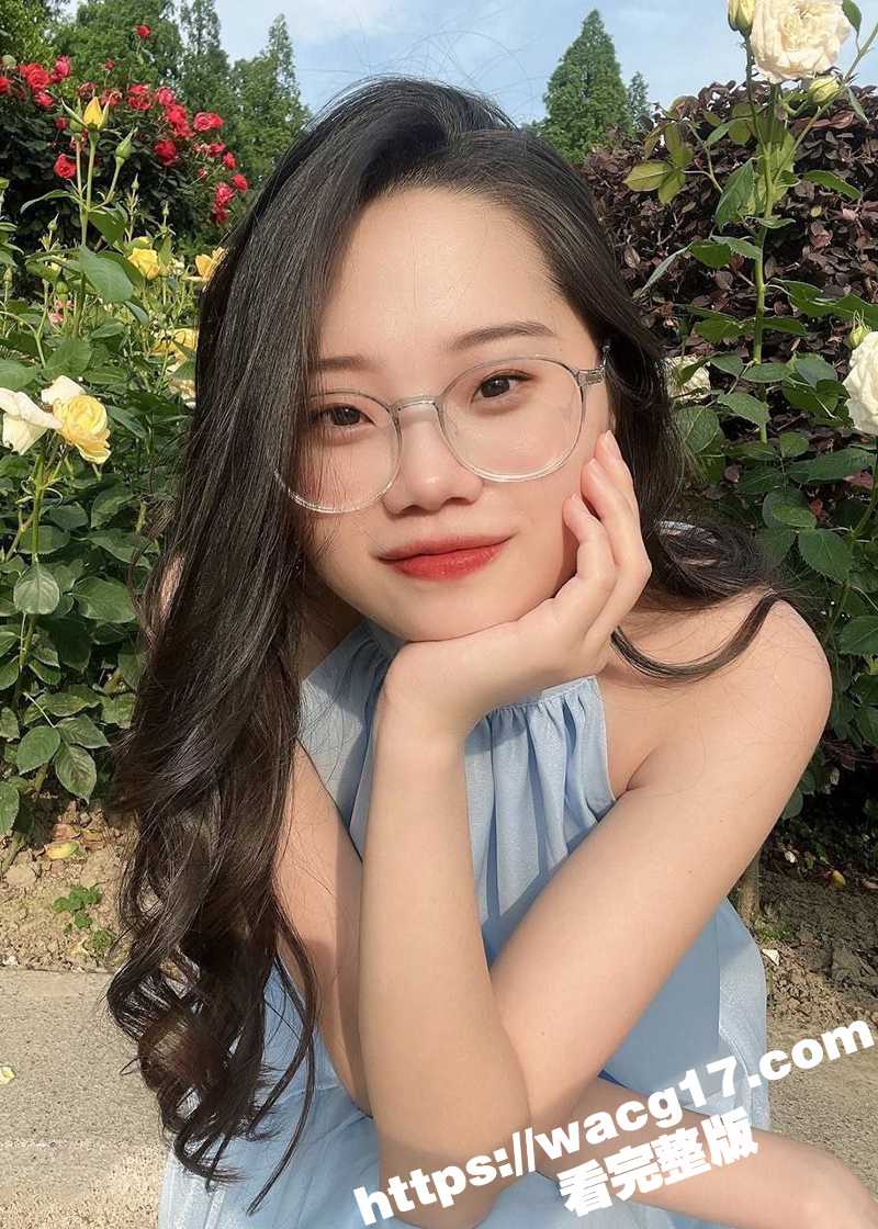 极品眼镜娘清纯萝莉外表下竟是足交女王 一对黑丝美脚让你体会难以自持的至高享受！