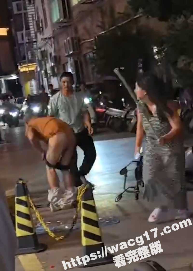 惊险刺激的原配暴打男相关图片