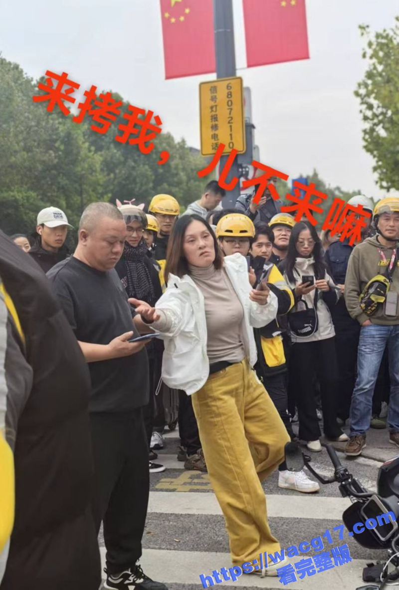 重庆大学城 老女人醉打外卖小哥现场视频！踩头踩脸侮辱 打断三根肋骨 小哥全程未还手 看着真是太憋屈！