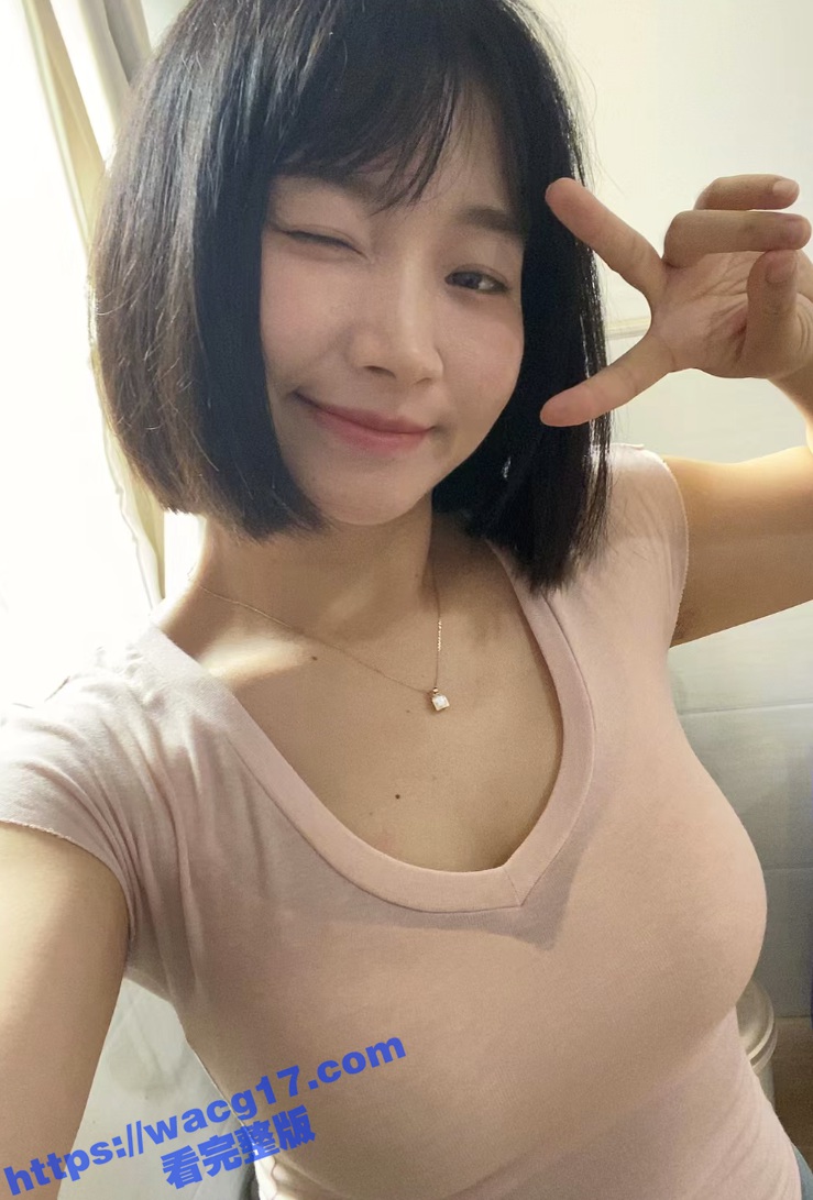 偷拍合租美女大学生洗澡全过程 浓眉大眼肤白貌美 颜值身材双双在线 最后竟然被发现了 这真刺激啊！