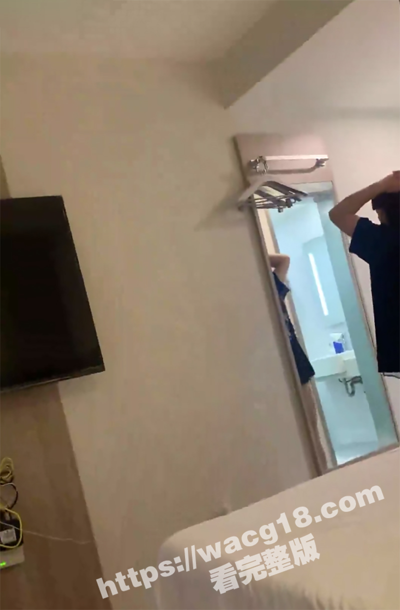 母子乱伦！妈妈早起床上跳操 意外发现内裤奶罩竟然都没穿 憋了一晚上的我忍不住强上了妈妈！