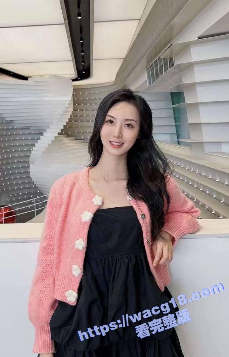 顶级身材高颜值眼镜美相关图片