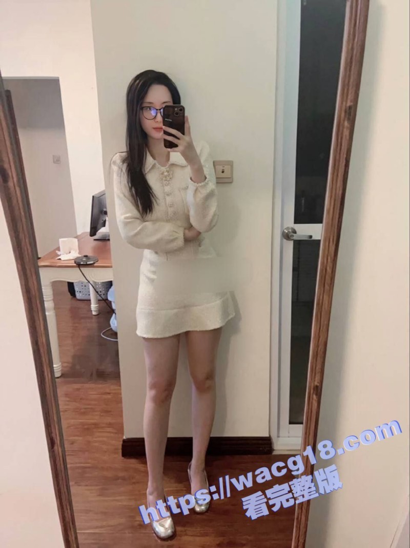 顶级身材高颜值眼镜美相关图片