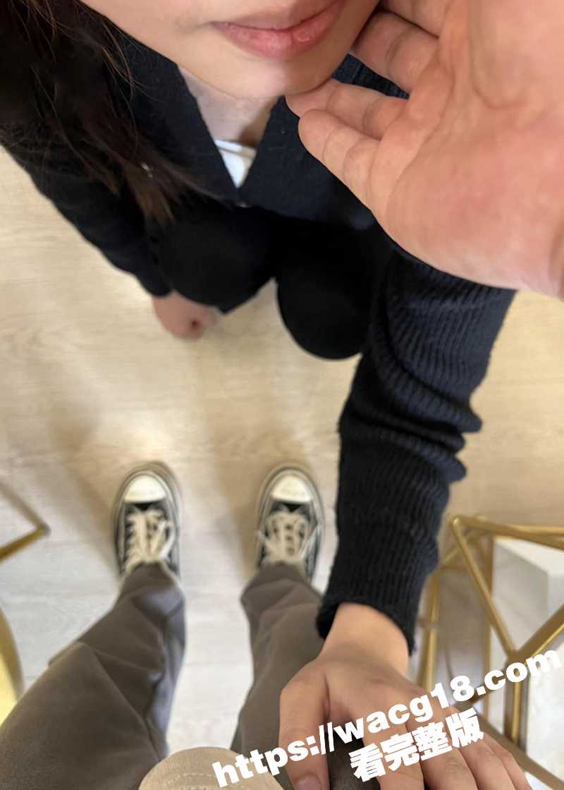 哥哥趁父亲不备 溜进相关图片