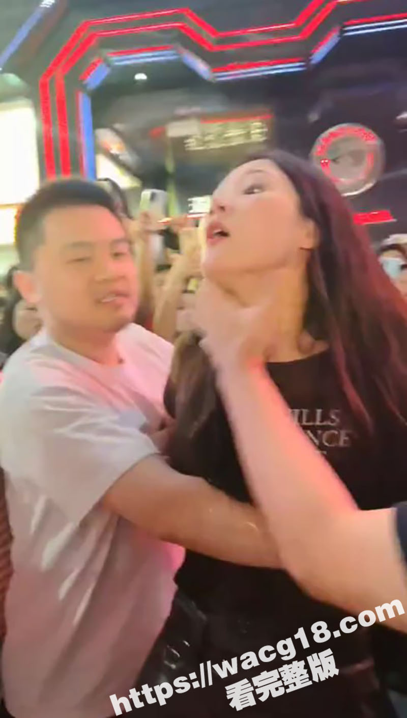 长沙解放西路疑似伪娘耍酒疯现场10分33秒视频流出！ 感情受挫的把子姐喝牛栏山当街发酒疯 对着路人一顿暴打！