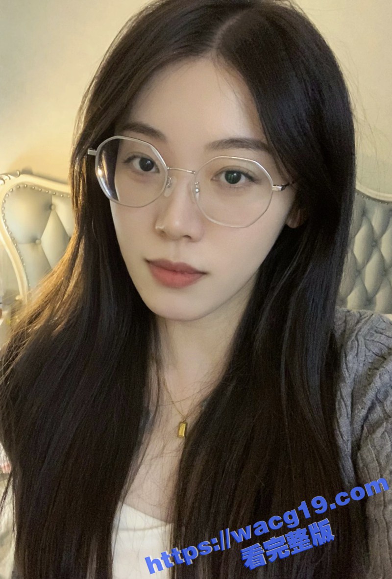 两小哥3P约炮气质人妻 丝袜长腿太诱人 69互舔边吃边操 前后夹击狂怼爆肏 这骚货竟然还用嘴接尿！