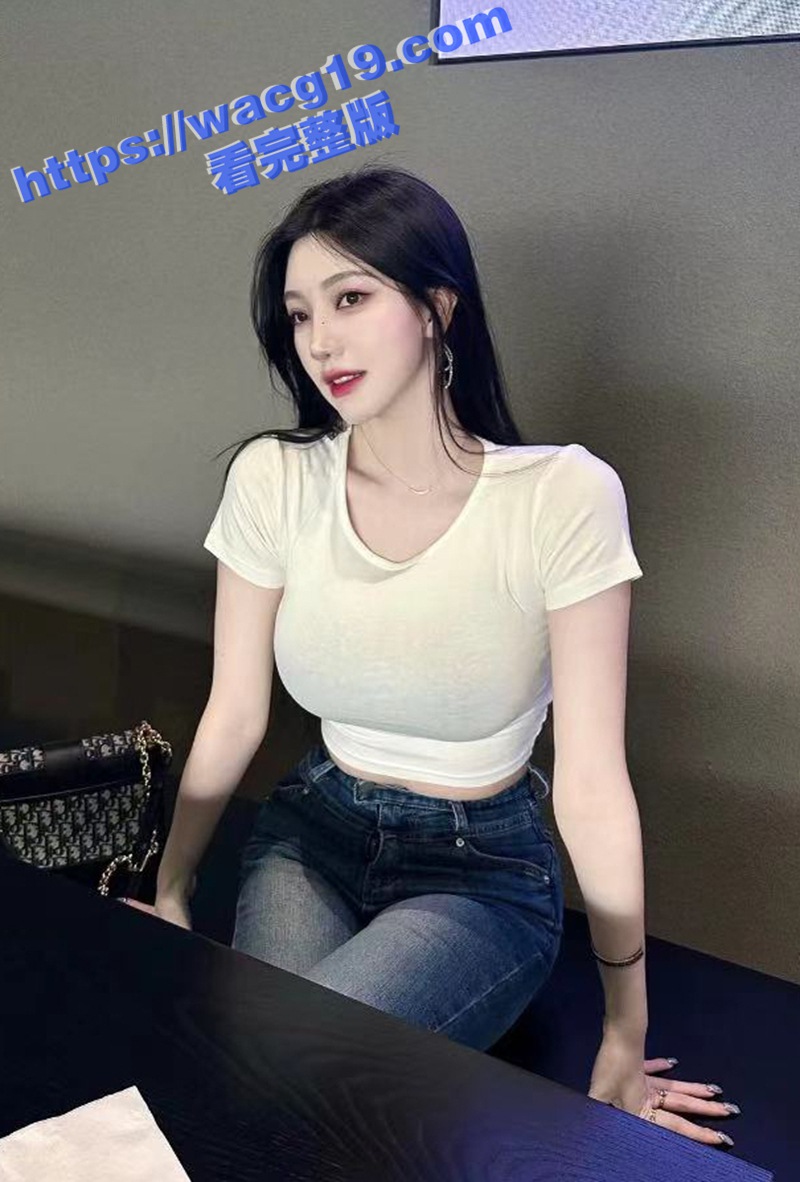 紧身开档牛仔裤美女御姐 主动涂油勾引 后入爆操蜜臀 巨乳摇摆骑乘榨精 拔屌怒射爽翻天！