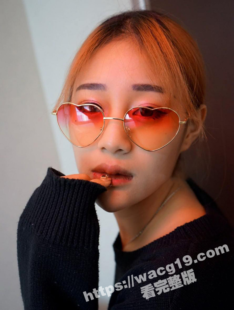一米七长腿东北性感女模摇身一变成为淫乱下贱母狗 摄影师揭秘东北老妹儿淫荡的一面！