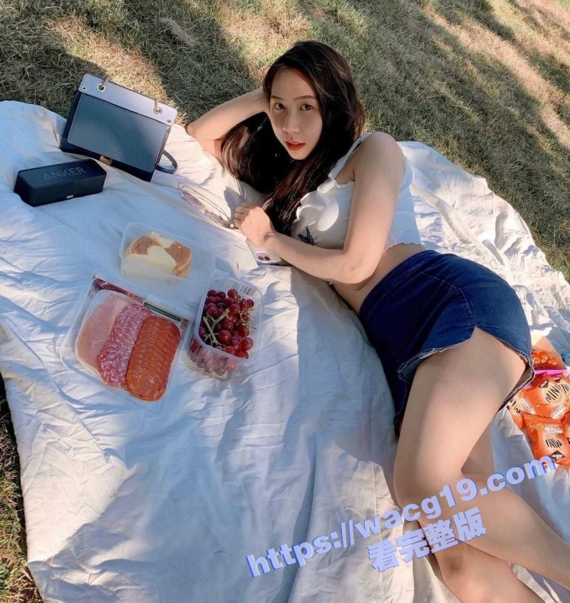 在校美女大学生兼职模相关图片