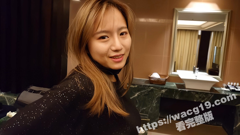 真实情侣自拍 巨乳肥臀美女酒店偷欢 当着男人面扣逼自慰 高潮脸媚态百出，酥骨呻吟销魂蚀骨！