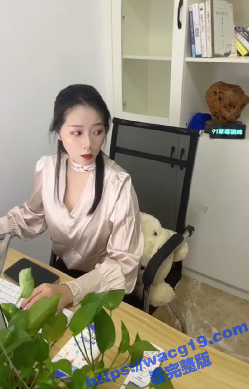 极品女神办公室潜规则 被领导强势猥亵 拿出视频威胁抠逼摸奶 口爆吞精后入内射