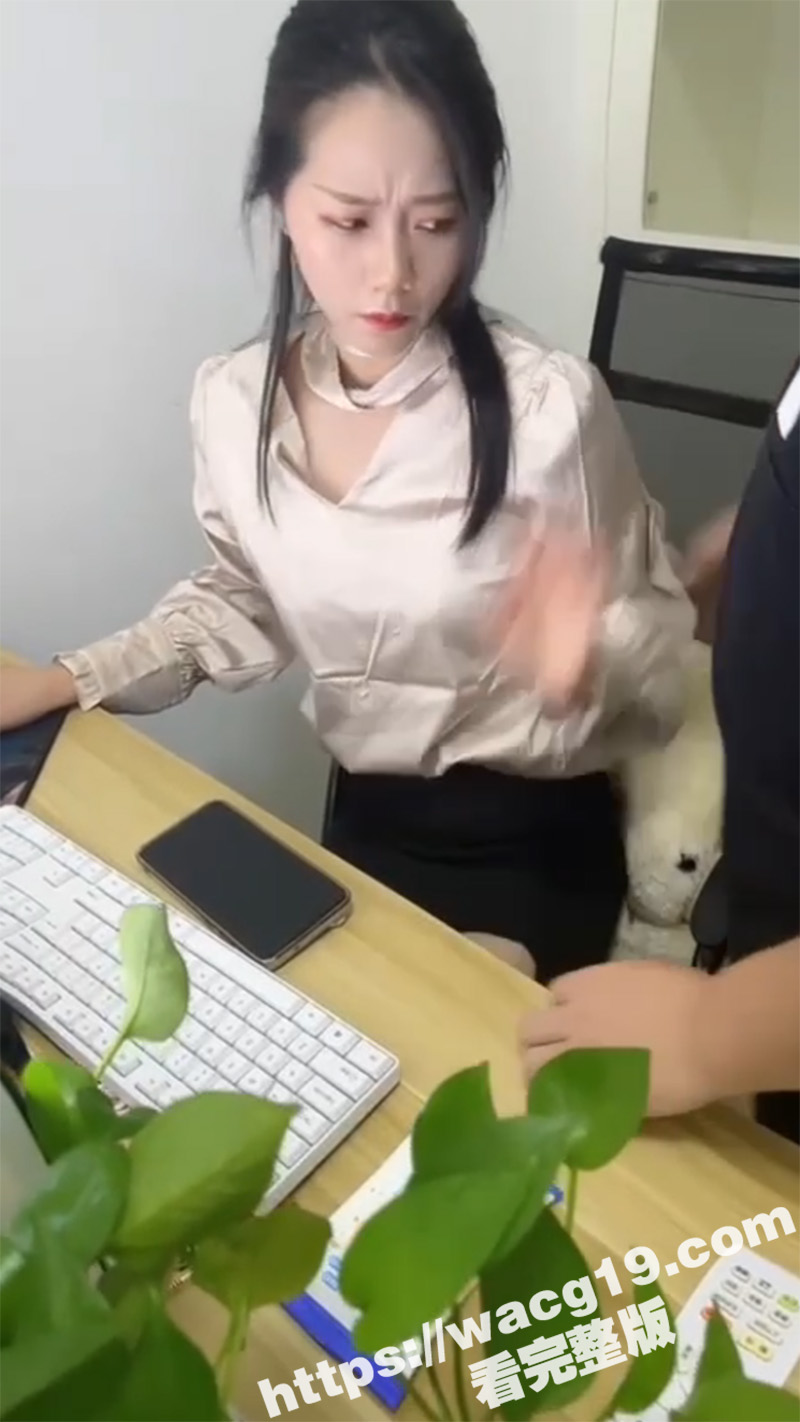 极品女神办公室潜规则相关图片