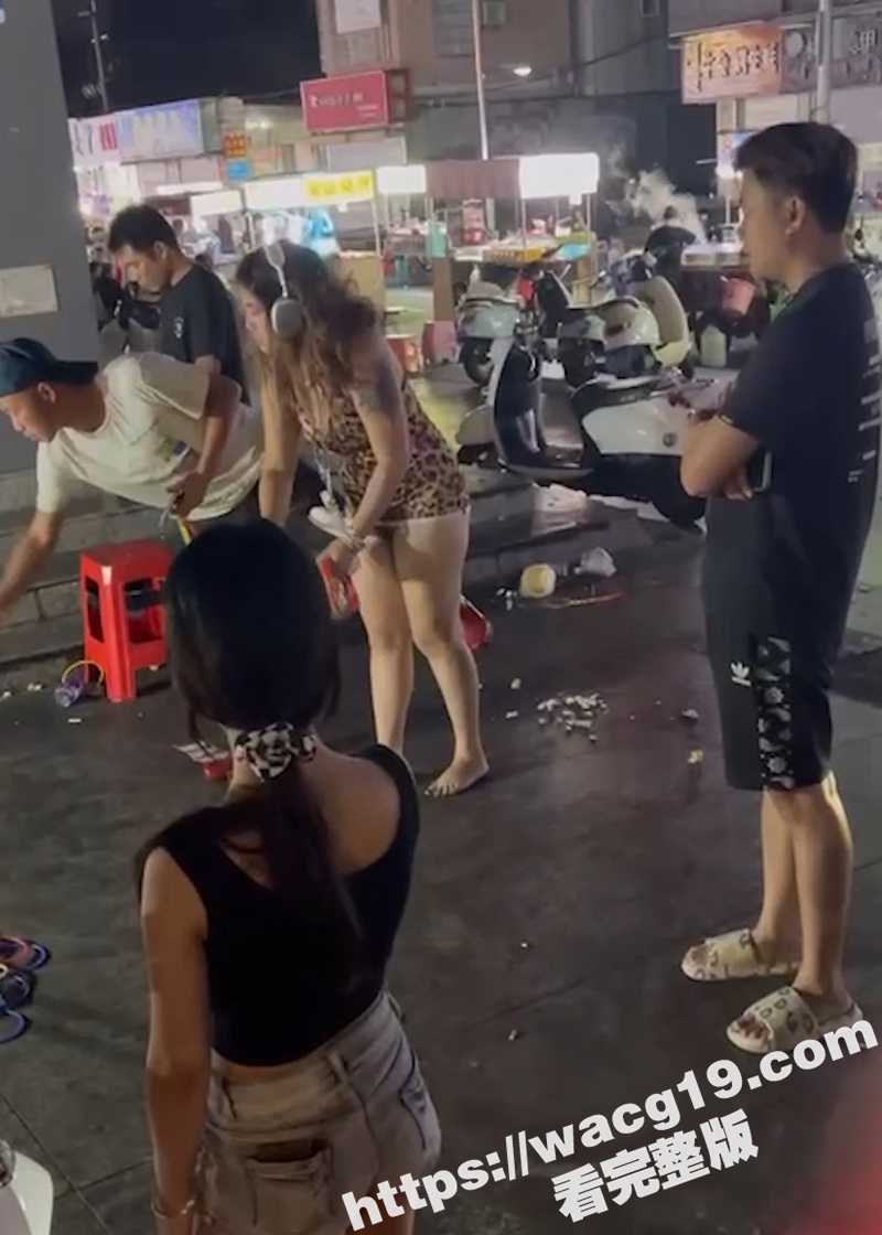 猎奇上新！淄博夜市骚娘一袒相呈！ 豹纹裙内真空出街 暴露淫荡私处和大肥臀！！！