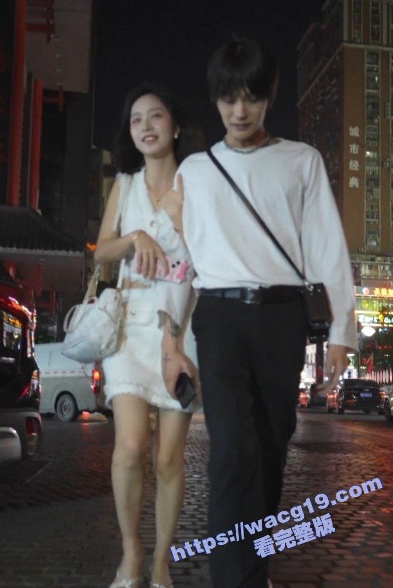 极品高颜值美女和男友逛街 惨遭大神抄底偷拍！白色短裙黑点内裤尽显诱惑 骚气十足！