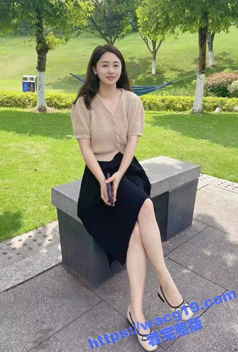 欲求不满的饥渴少妇酒店偷情 和三个男同事4P 三人轮流爆肏蜜桃臀 姿势花样多得停不下来！