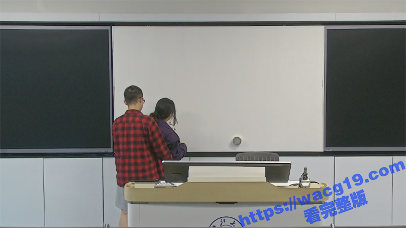 浙江大学教室门！清纯学妹被男友在教室扒光爆操 没成想被现场直播引全校观看！