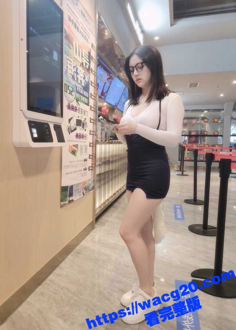 秀人网女神 极品露出嫩模 豆瓣酱 肛塞尾巴齐逼短裙 电影院尽情露出色诱放尿 真是大饱眼福