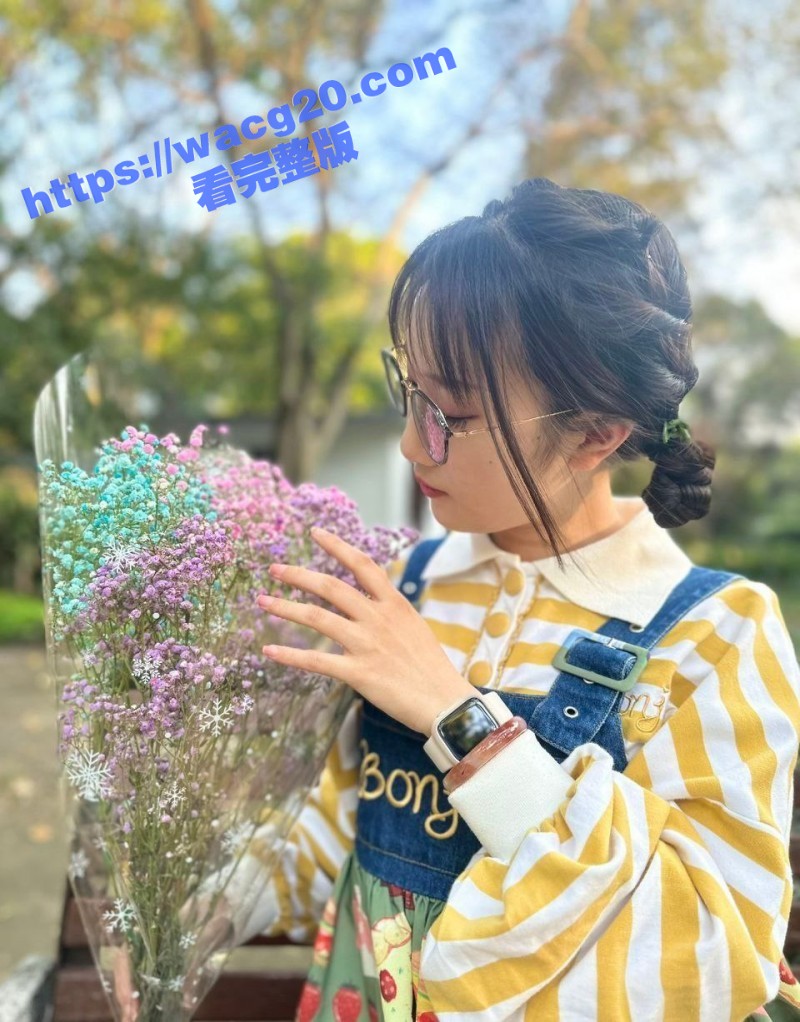 清纯可爱眼镜邻家小妹相关图片