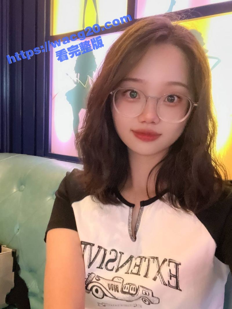 眼镜嫩妹母狗 上演丝袜玉足诱惑 玲珑小脚把玩红润龟头 黑丝白丝齐上阵 反差感十分强烈