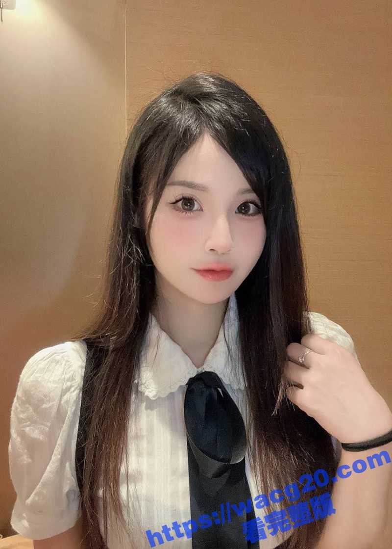 上海极品网红 小笨蛋天使般容貌魔鬼身材 外表女神私下荡妇 脱衣瞬变淫荡下贱母狗 瓜友们快来领教下吧