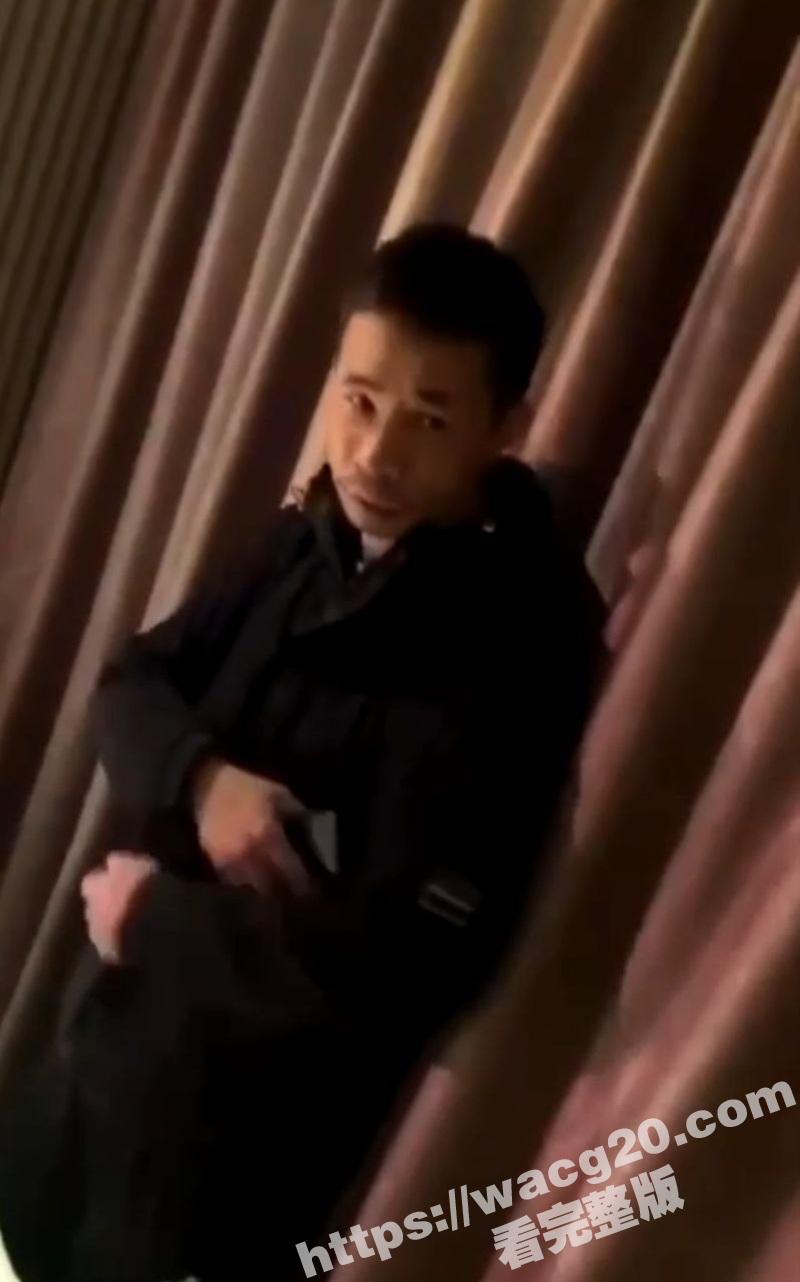 猥琐大叔嫖娼 竟然要先看逼 看完逼说有味道又反悔 气的骚鸡直称要找人揍他 现场被骚鸡曝光视频