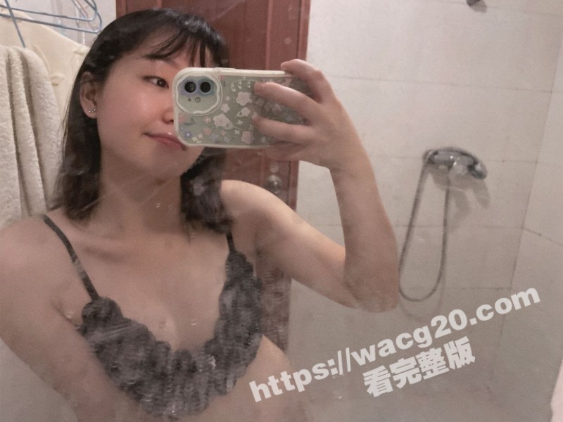 重庆大学反差眼镜学妹 不雅视频被男友曝光 翘挺肥臀遭剧烈狂操 自拍放尿反差感强烈