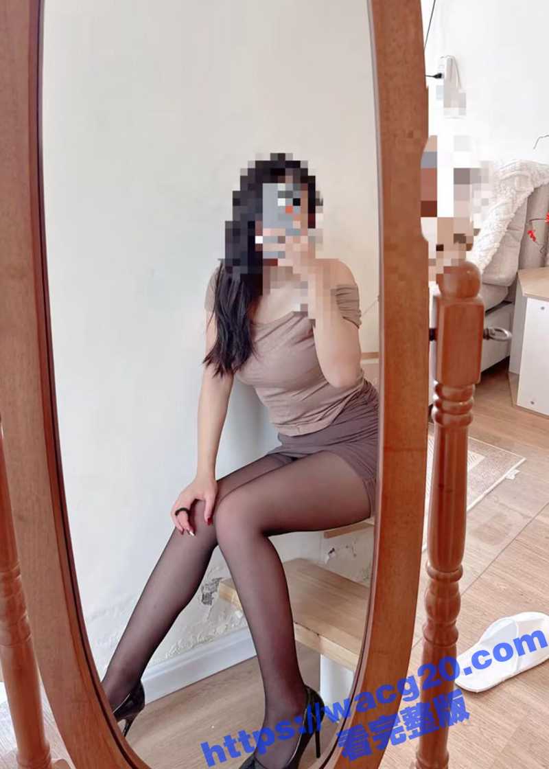 妹妹穿着开档丝袜高跟鞋在客厅玩跳蛋 引来哥哥强烈的欲望 大肉棒后入爆操嫩穴到潮吹高潮