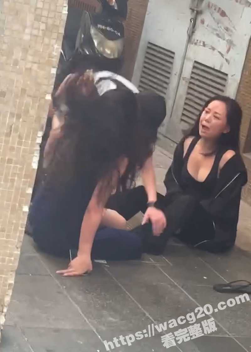 战斗辣妹半真空秀身材相关图片