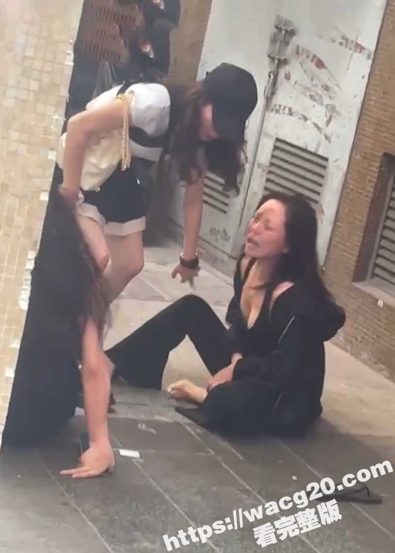 战斗辣妹半真空秀身材相关图片