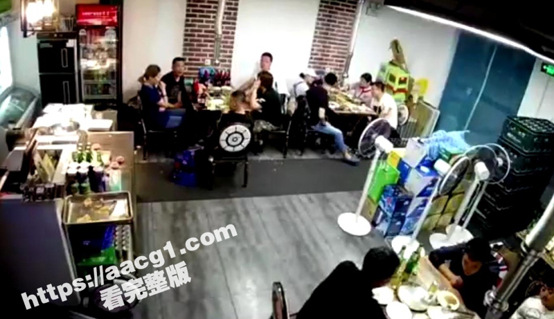 东北酒桌冲突 醉汉挑衅邻桌大哥 亲友劝说无济于事 直接酒瓶子砸头瞬间血溅当场