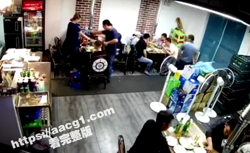 东北酒桌冲突 醉汉挑相关图片