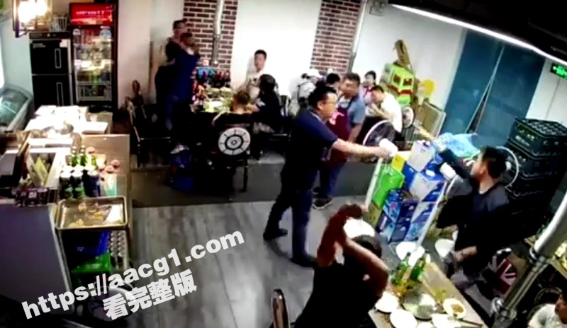 东北酒桌冲突 醉汉挑相关图片
