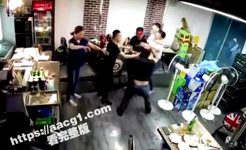 东北酒桌冲突 醉汉挑相关图片