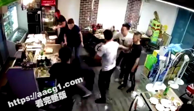 东北酒桌冲突 醉汉挑相关图片