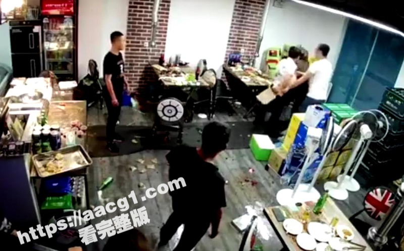 东北酒桌冲突 醉汉挑相关图片