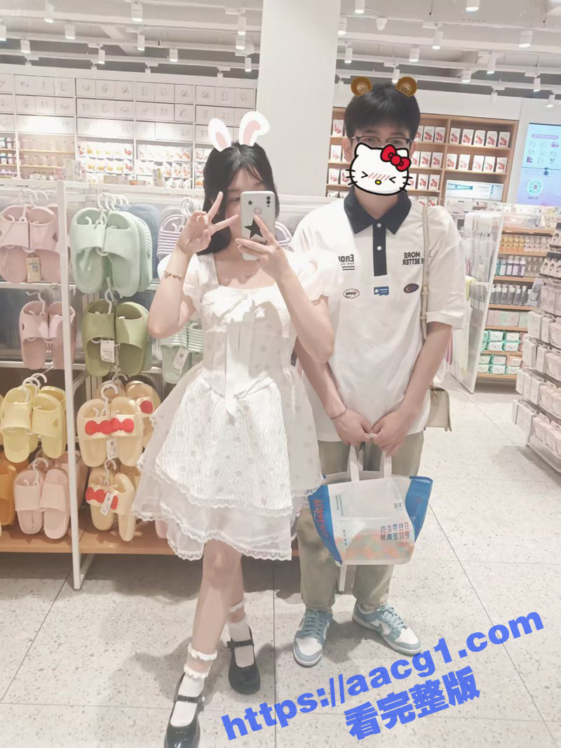 合租公共浴室单间 偷拍兄弟和女友抠逼舔穴 激情后入撞的翘臀啪啪作响 偷看兄弟与老婆做爱真刺激