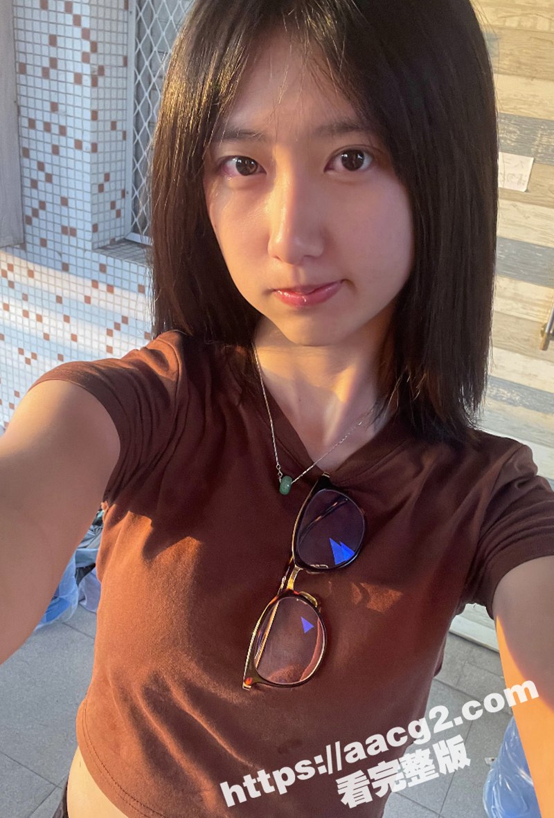 性瘾大学生情侣民宿开房啪啪 白袜套黑丝足交 直接撕破后入蜜桃臀 疯狂抽插！