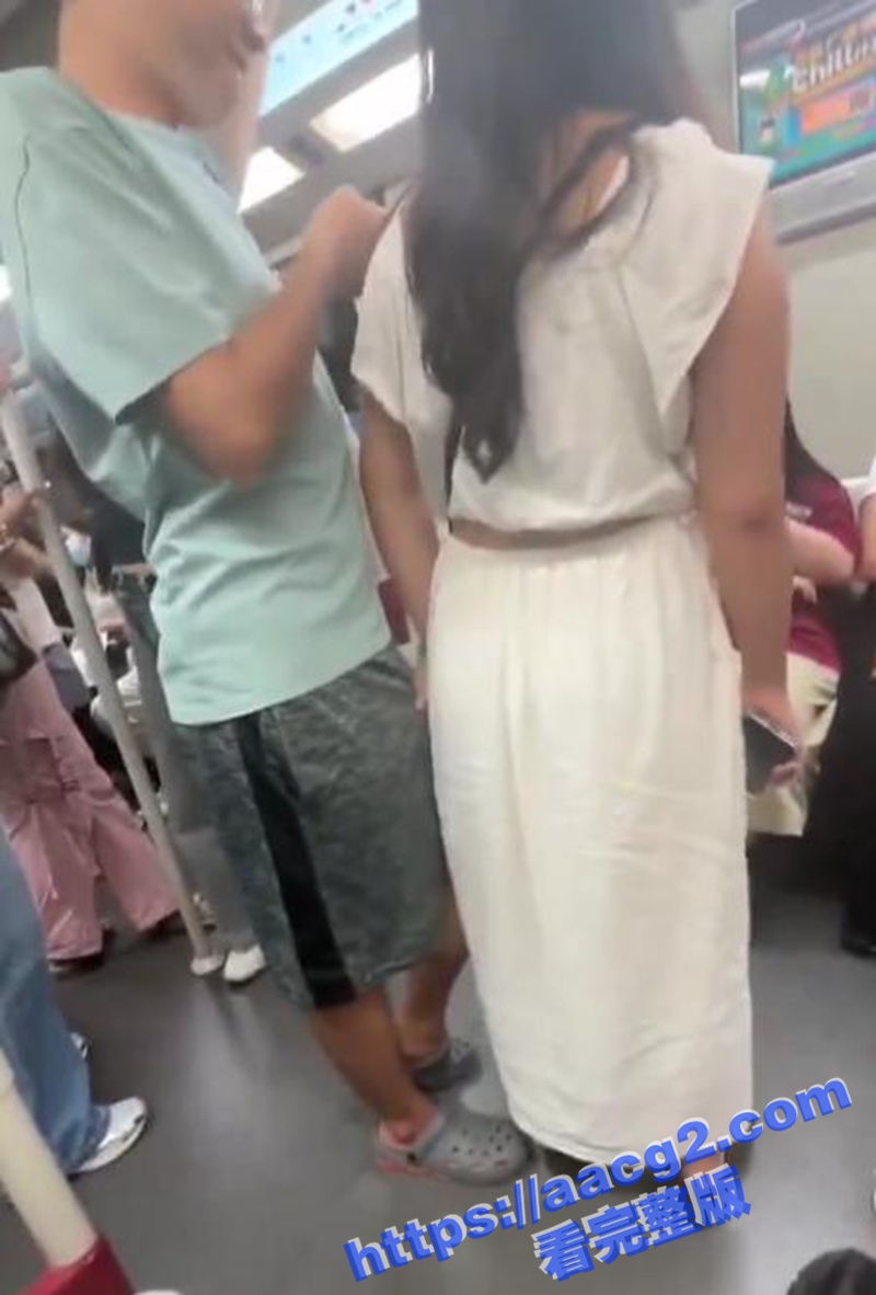 广州地铁惊现女痴汉 白衣骚女大胆抚摸男乘客肉棒 握住揉搓让人看呆！